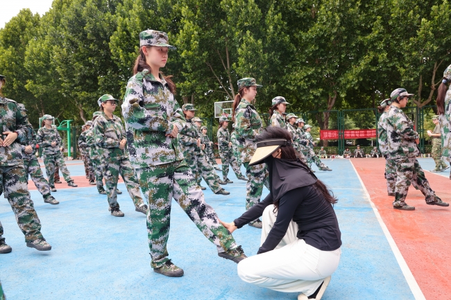 女兵正步分解式訓練