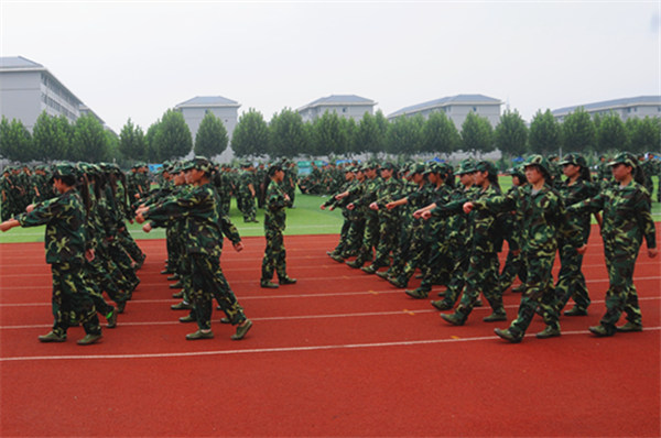 女兵方隊訓練中